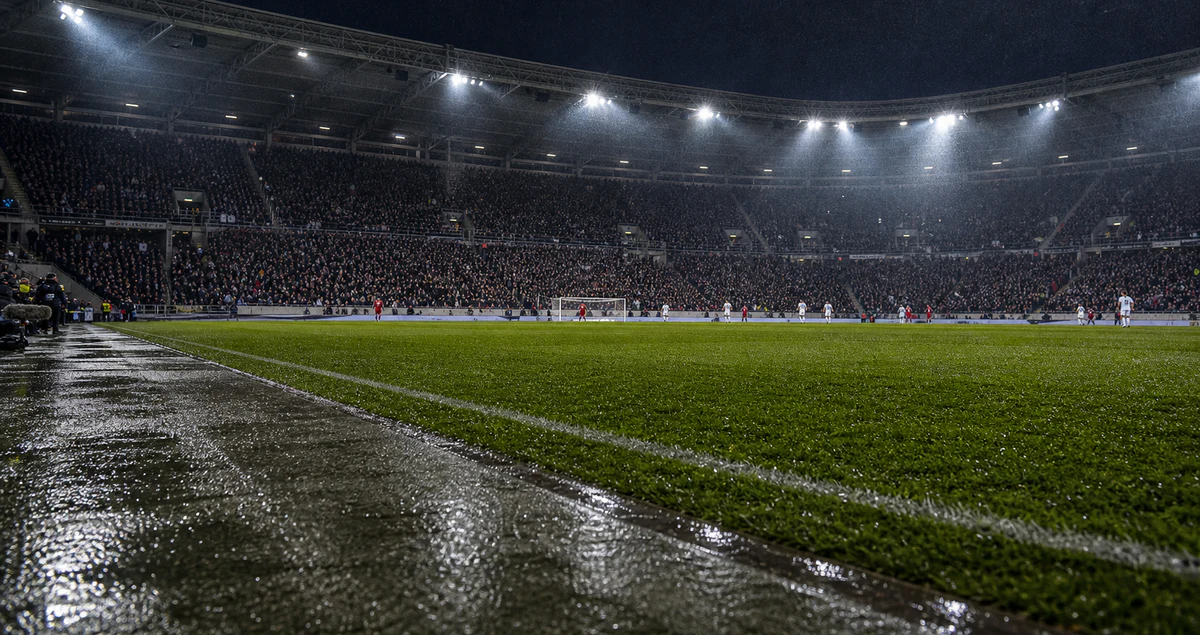 Fotballmål og planlinjer på tysk stadion